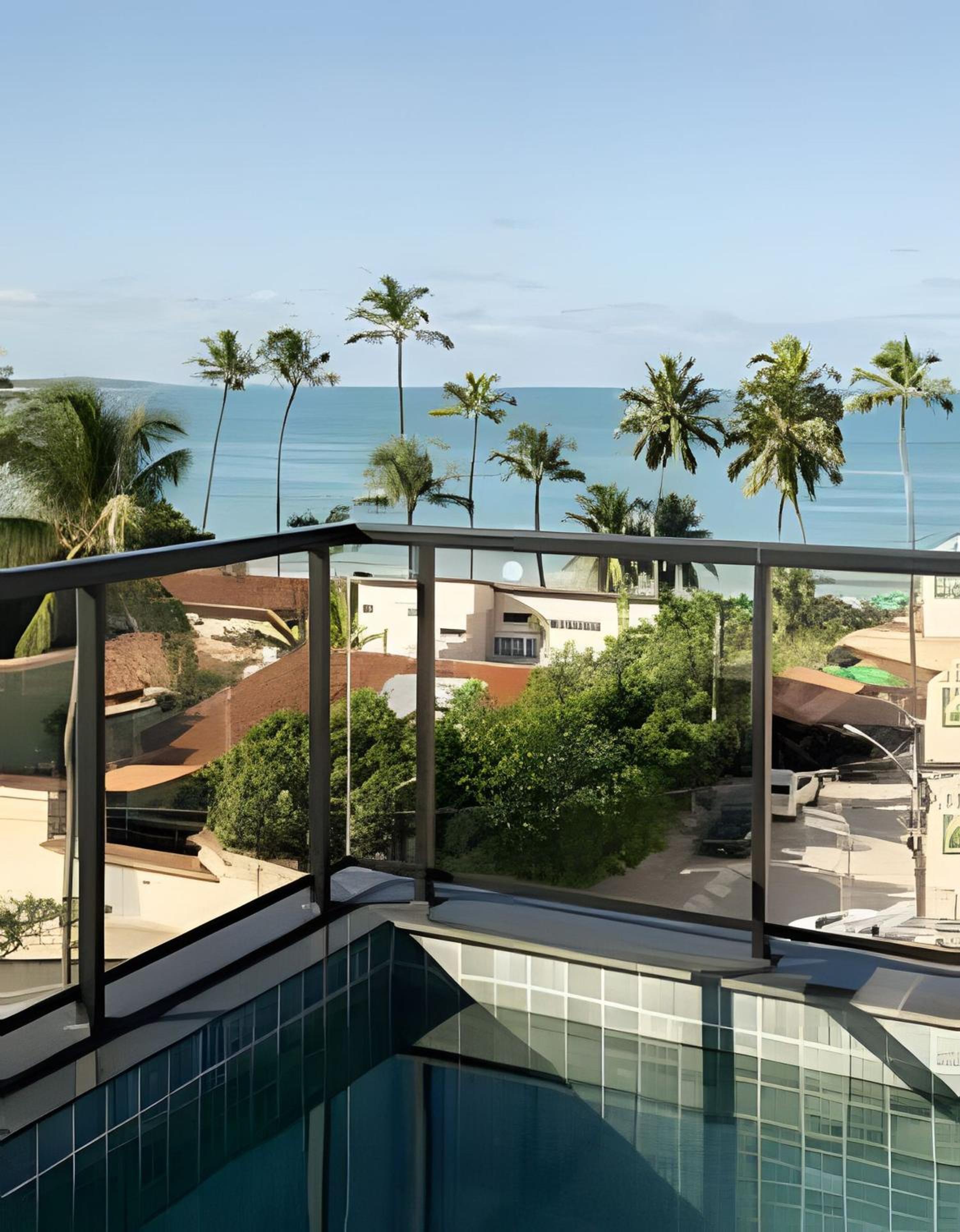 Centro da vila a 50m do mar com cozinha completa, varanda e piscina com vista panorâmica