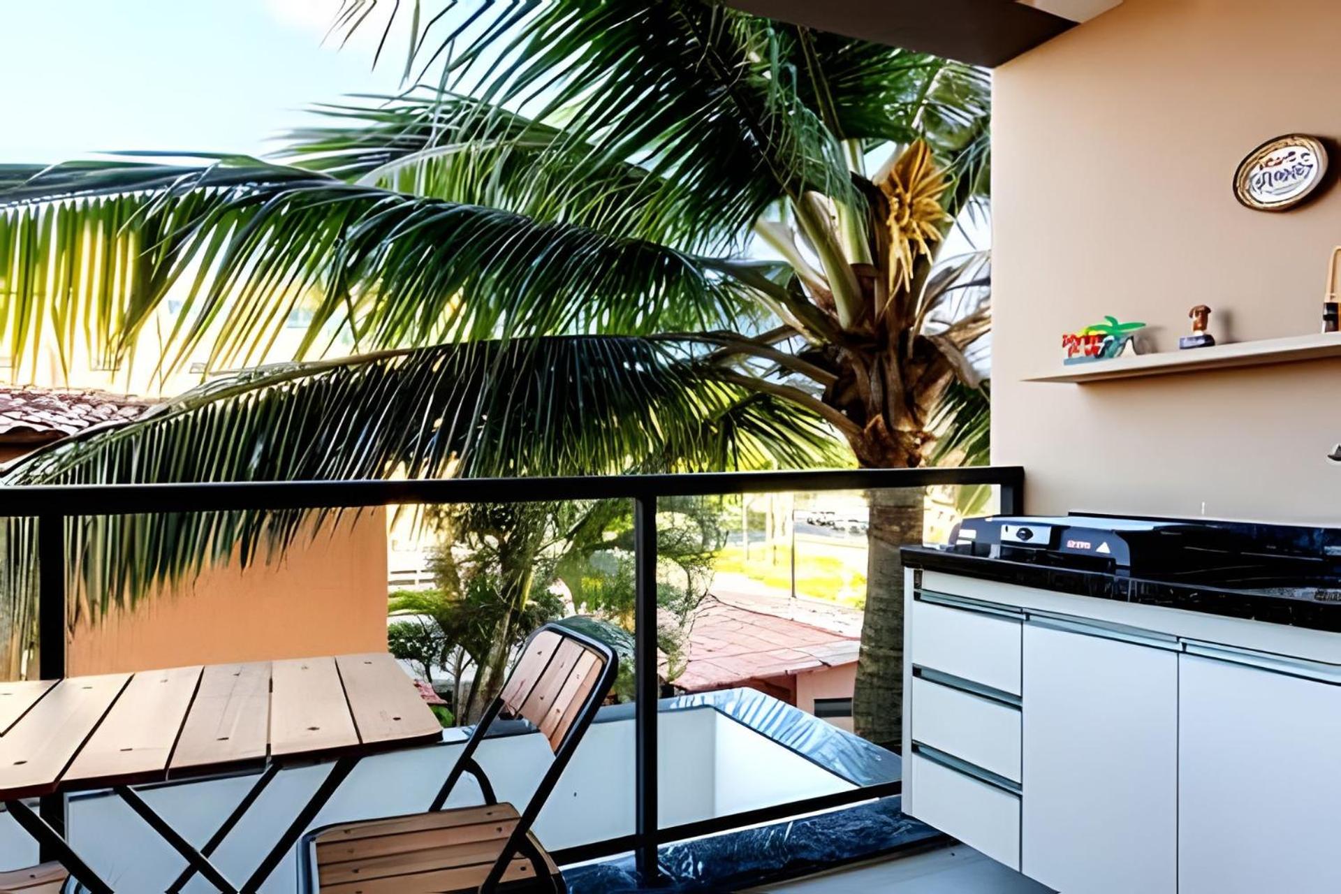 Centro da vila a 50m do mar com cozinha completa, varanda e piscina com vista panorâmica