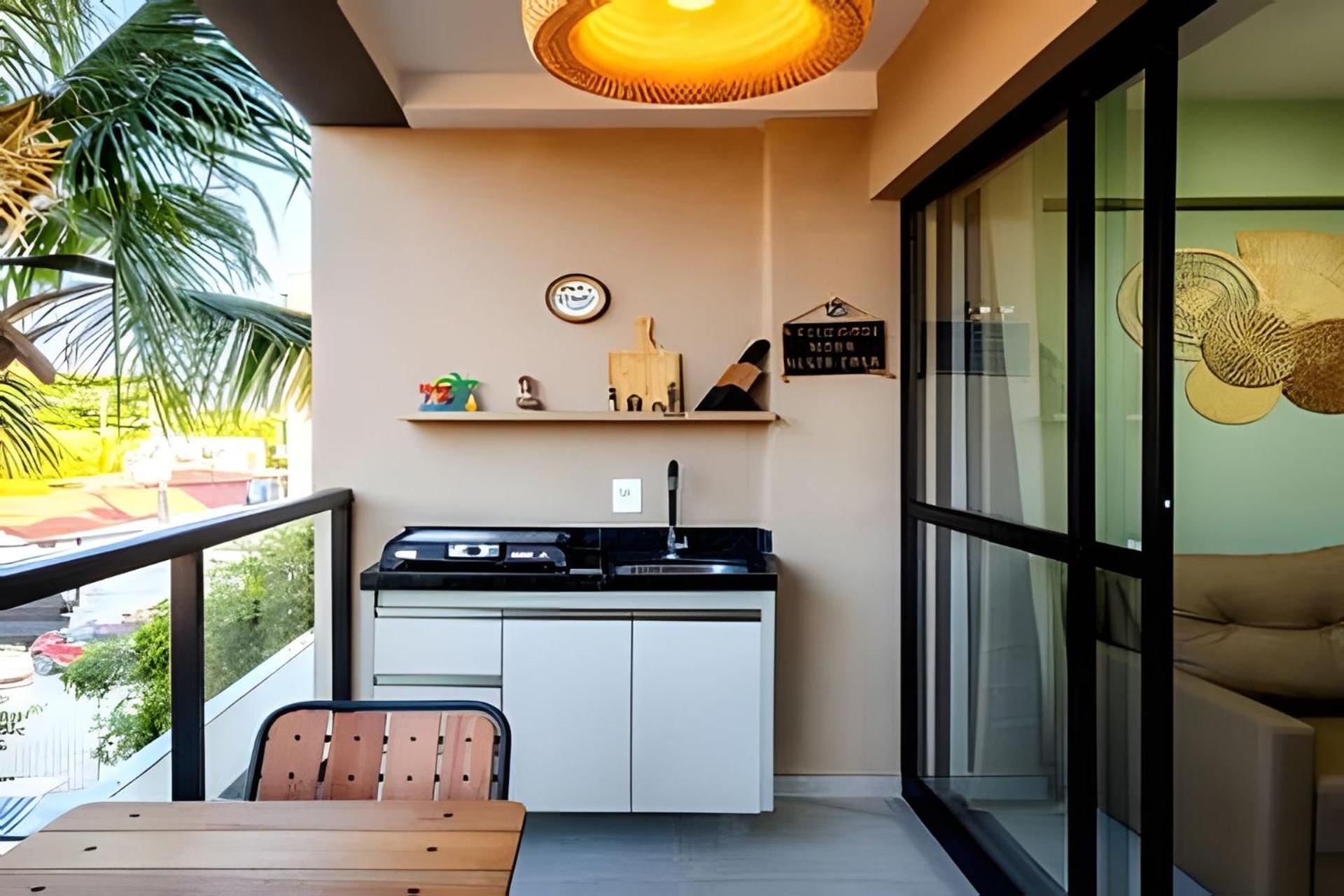 Centro da vila a 50m do mar com cozinha completa, varanda e piscina com vista panorâmica