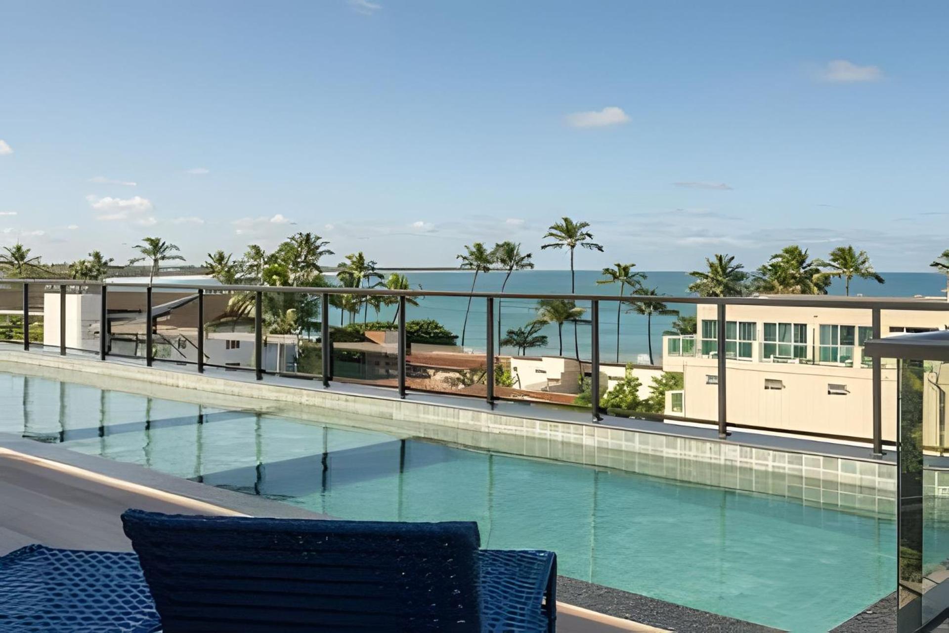 Centro da vila a 50m do mar com cozinha completa, varanda e piscina com vista panorâmica