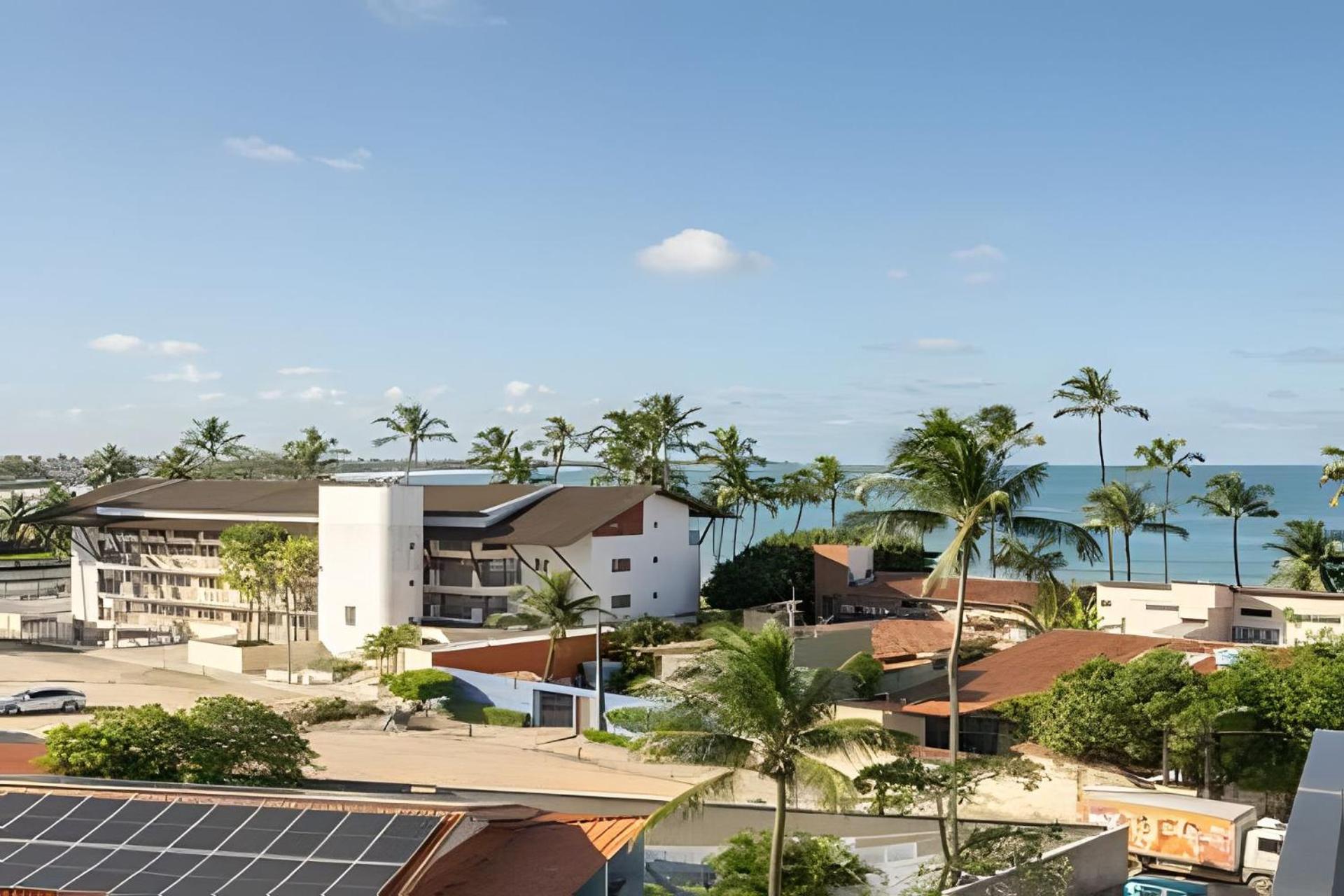 Centro da vila a 50m do mar com cozinha completa, varanda e piscina com vista panorâmica