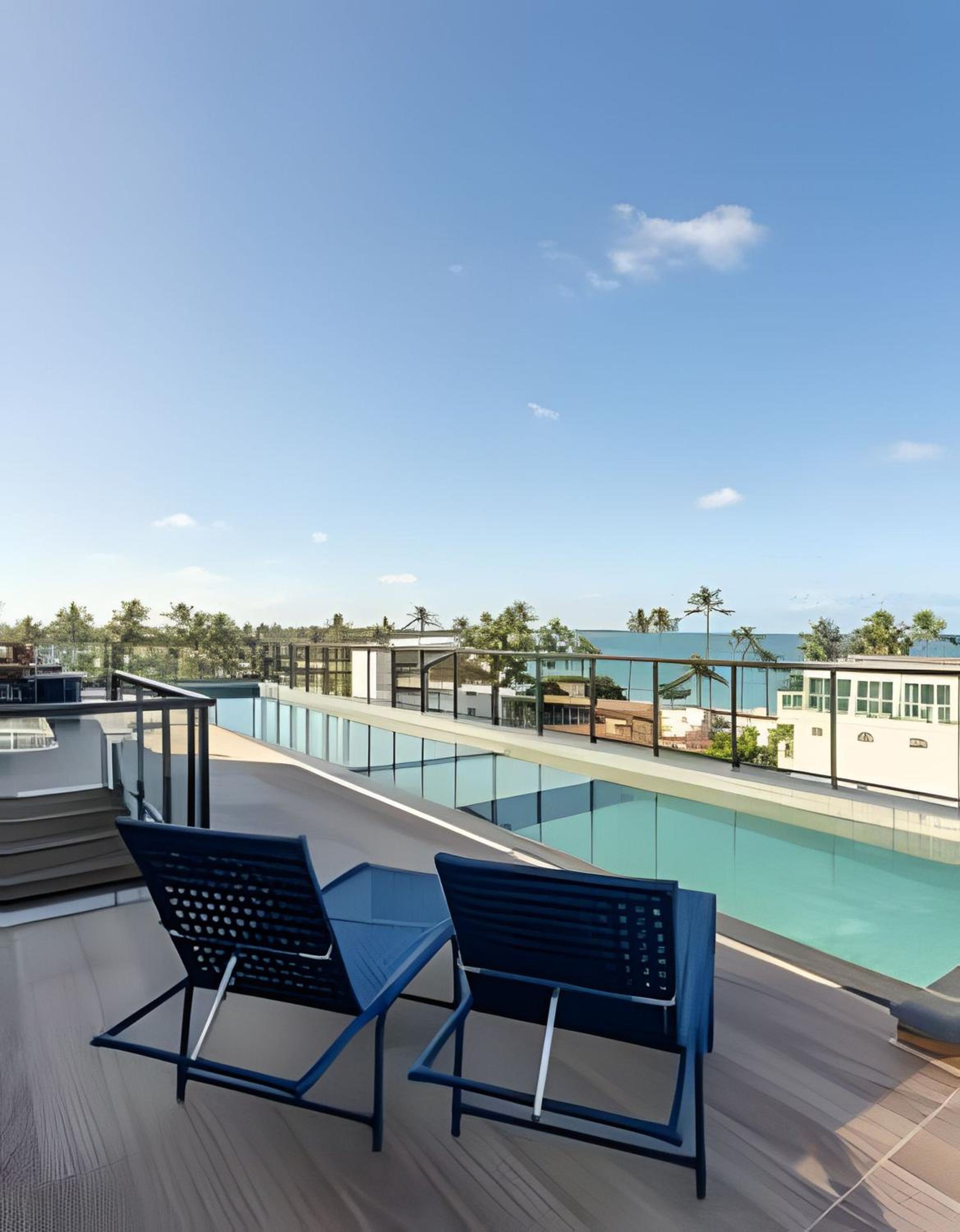 Centro da vila a 50m do mar com cozinha completa, varanda e piscina com vista panorâmica