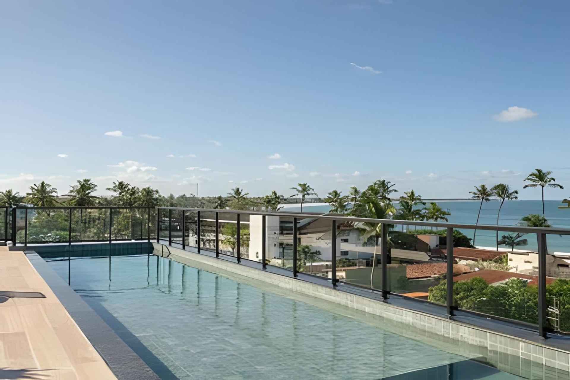 Centro da vila a 50m do mar com cozinha completa, varanda e piscina com vista panorâmica