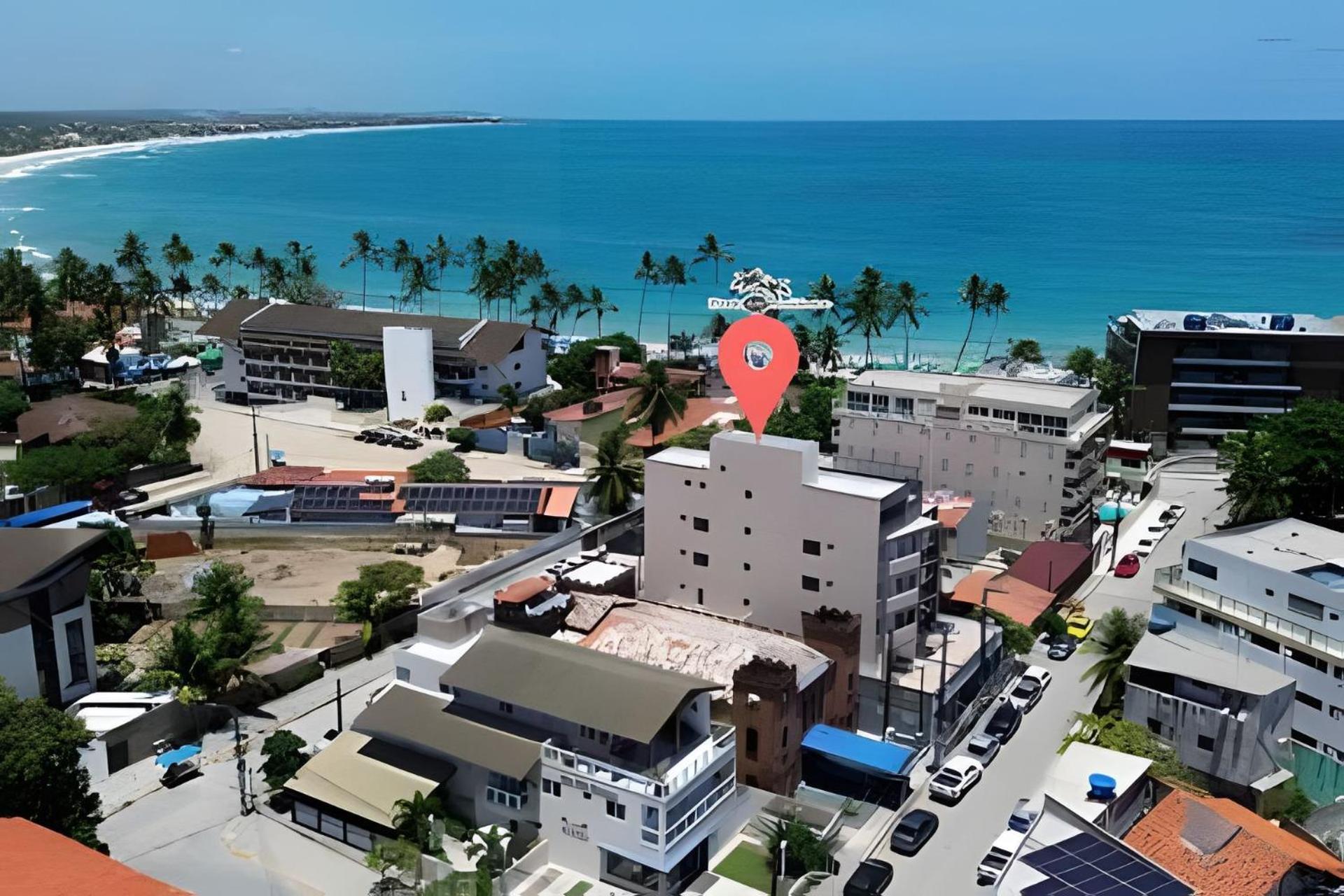 Centro da vila a 50m do mar com cozinha completa, varanda e piscina com vista panorâmica