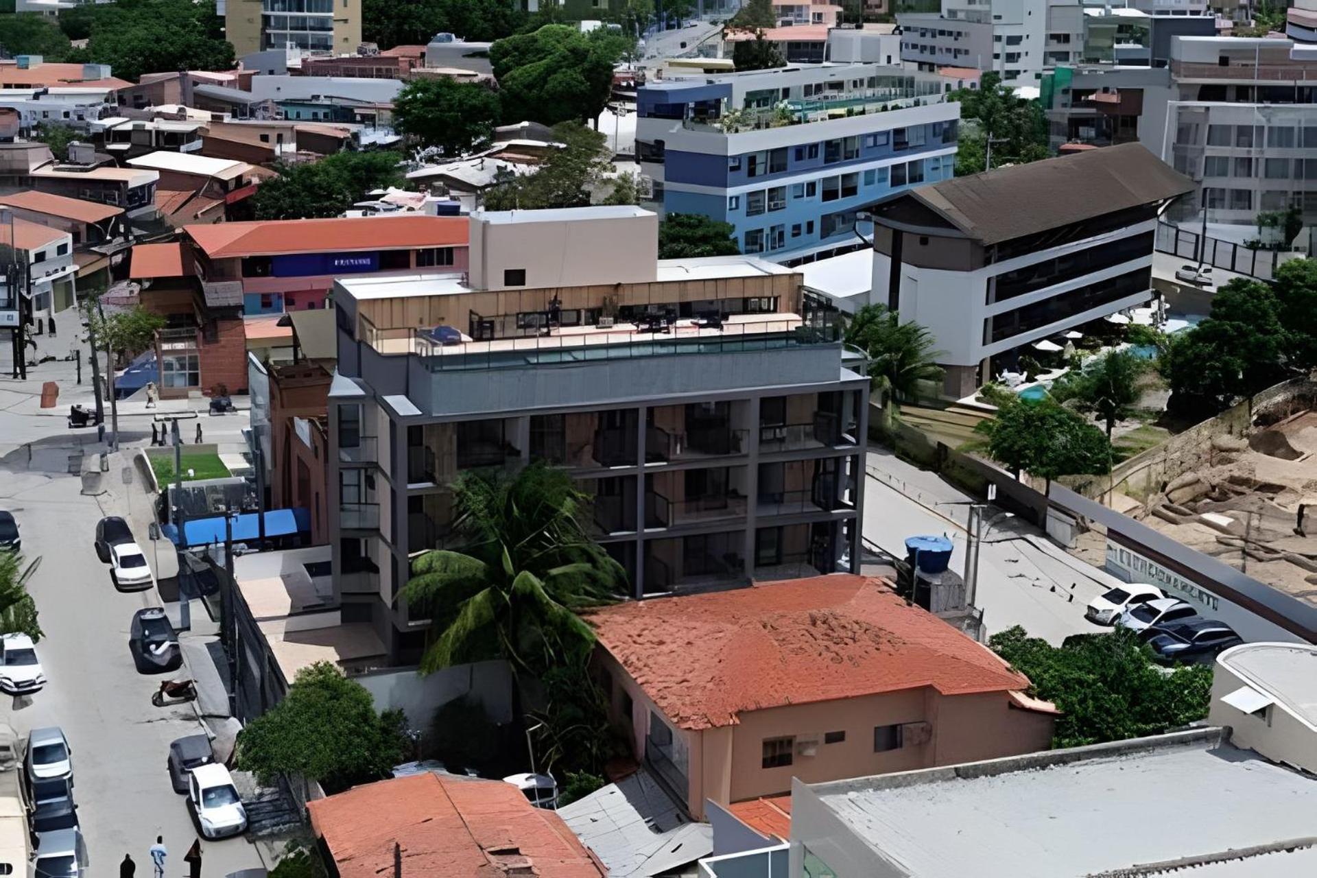 Centro da vila a 50m do mar com cozinha completa, varanda e piscina com vista panorâmica
