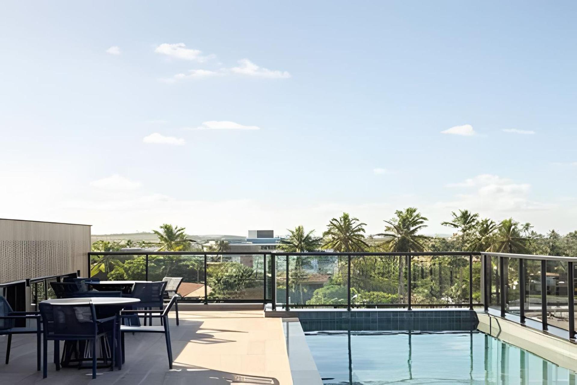 Centro da vila a 50m do mar com cozinha completa, varanda e piscina com vista panorâmica