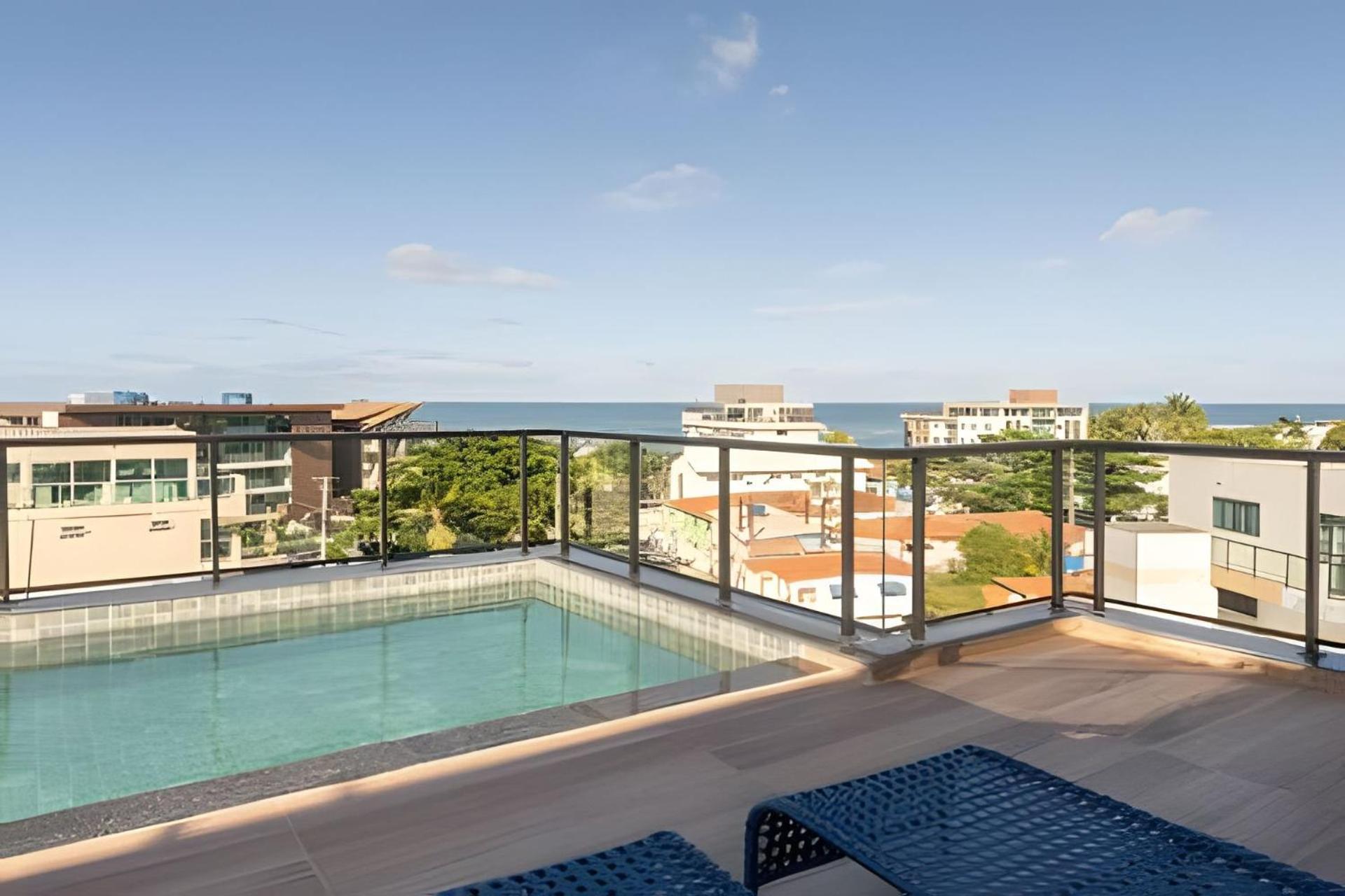 Centro da vila a 50m do mar com cozinha completa, varanda e piscina com vista panorâmica