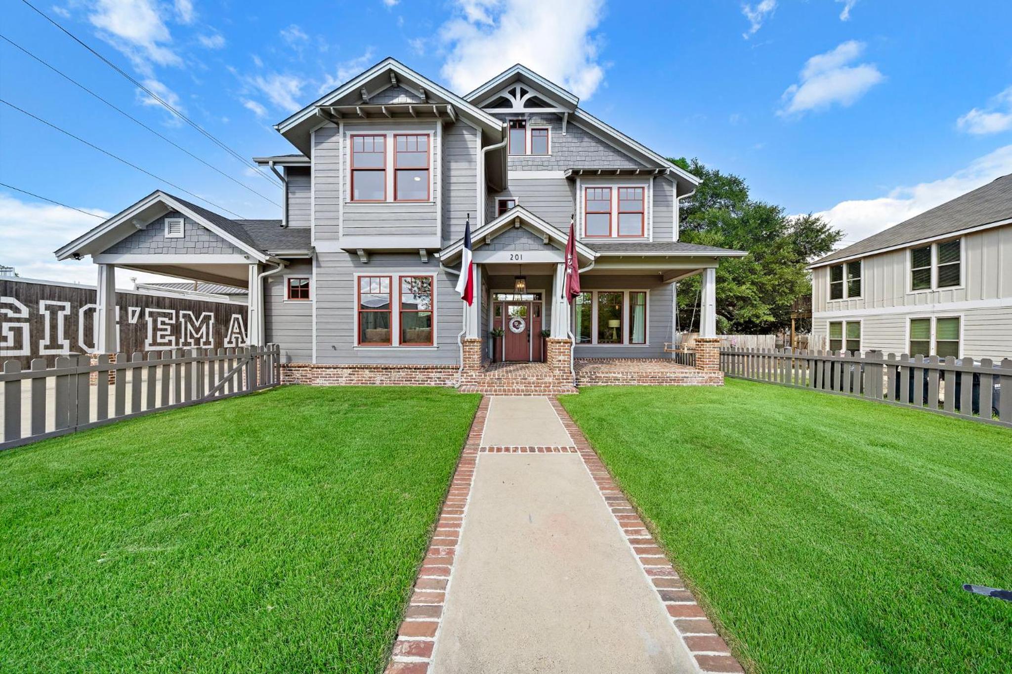 Luxury 5 BR 4 Bath, Hot Tub, Outdoor Kitchen, Across Street from Kyle Field! view 5