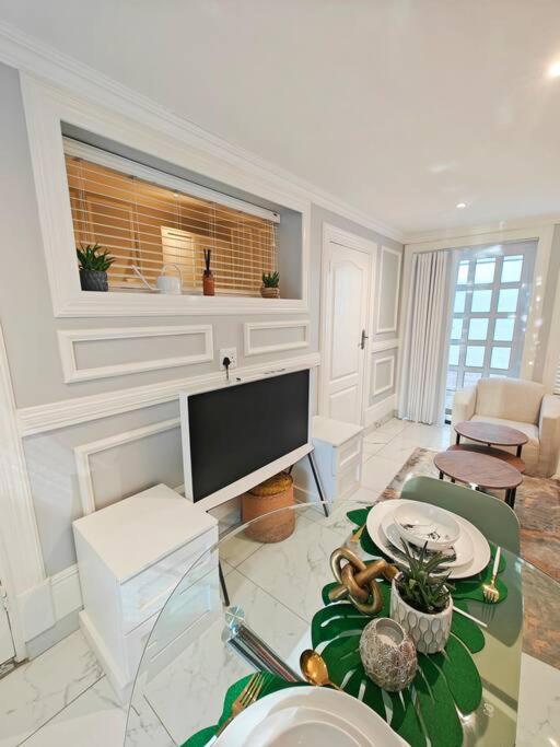 Blessed Luxury Cottage into Nature in Sandton Apartment in Sandton