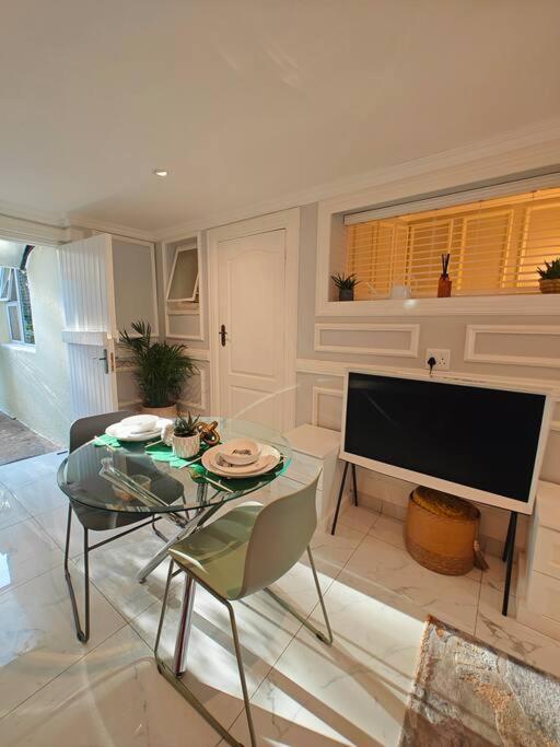 Blessed Luxury Cottage into Nature in Sandton Apartment in Sandton