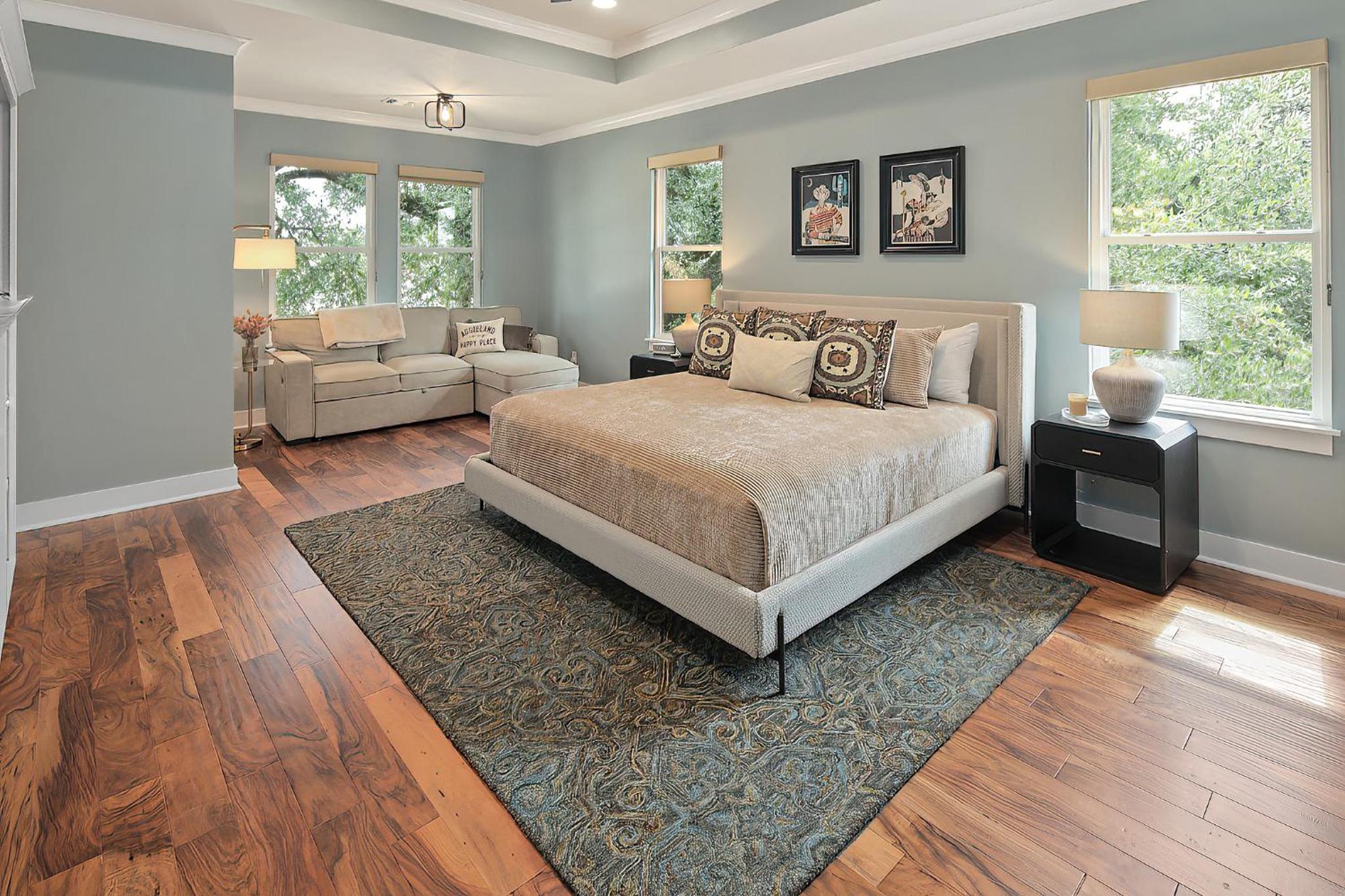 Luxury 5 BR 4 Bath, Hot Tub, Outdoor Kitchen, Across Street from Kyle Field! view 4