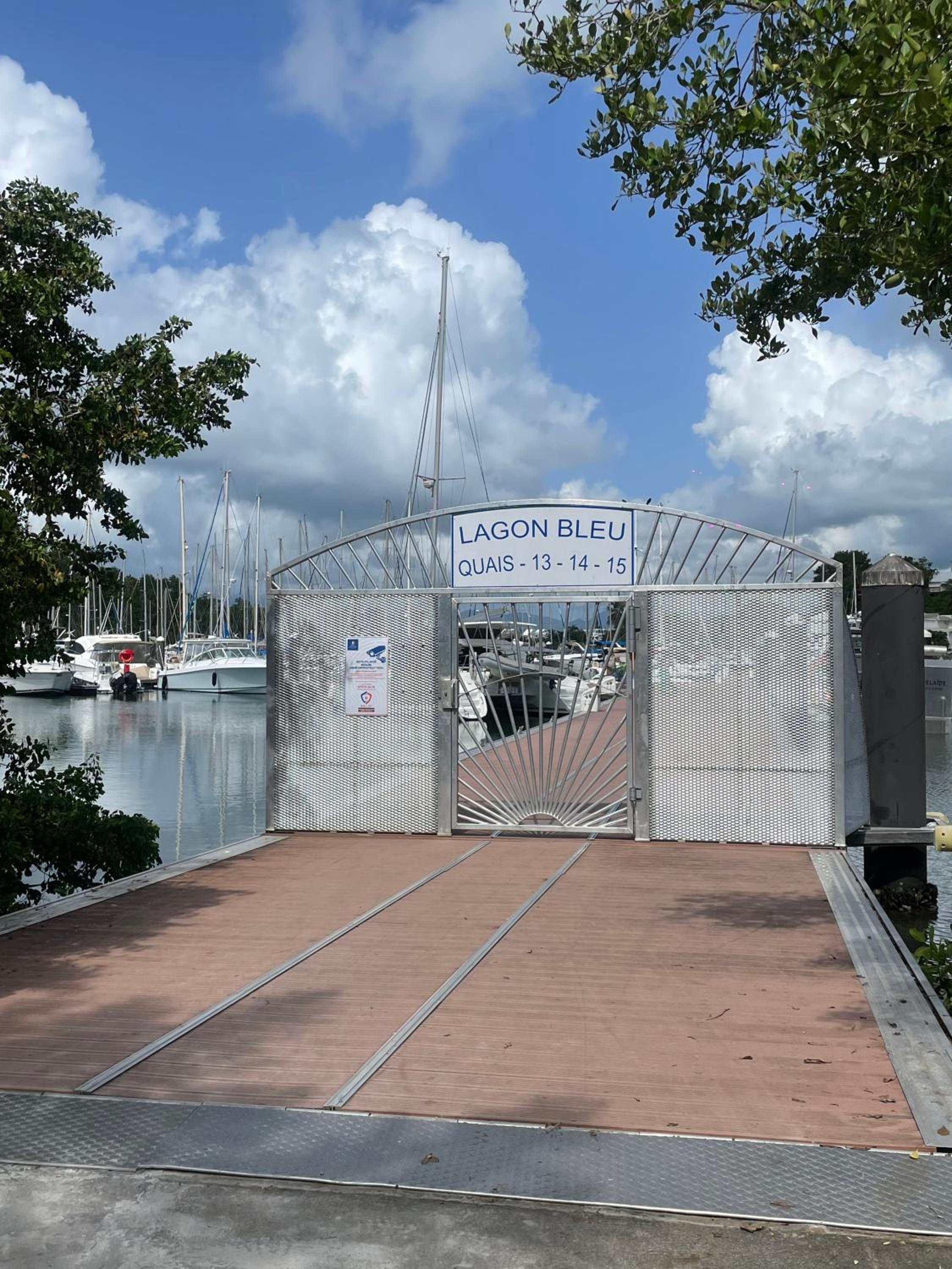 Dormez sur l'Eau Séjour sur un Voilier Studio à la Marina du Gosier