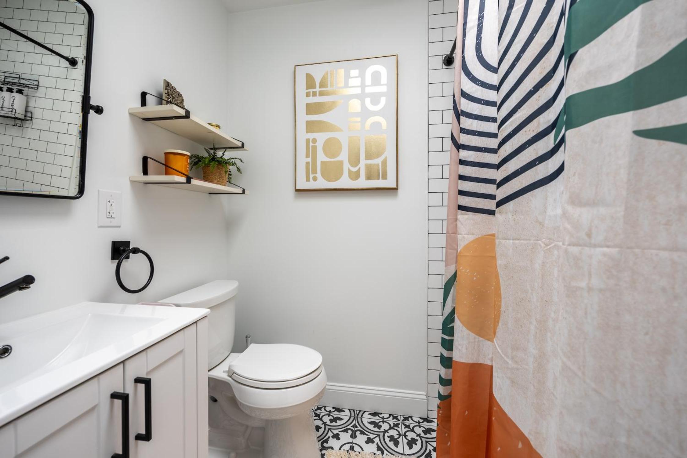 Charming 2BR Townhouse with Patio & Parking in DC photo 3