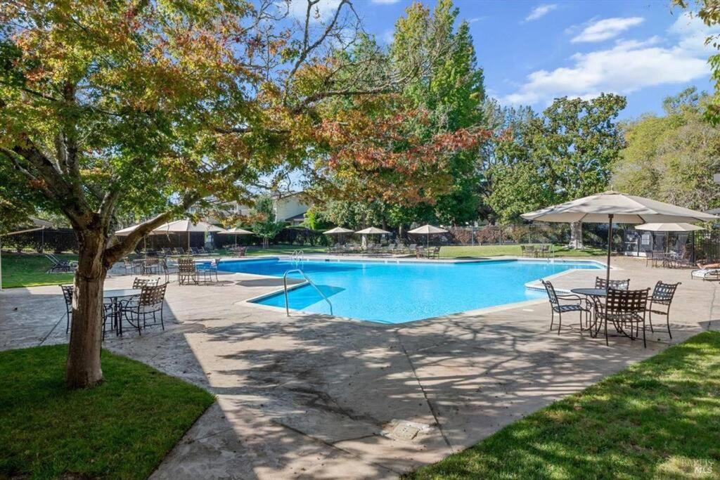 Top Floor Napa Retreat, Pool, Near Wineries, Pet Friendly view 4