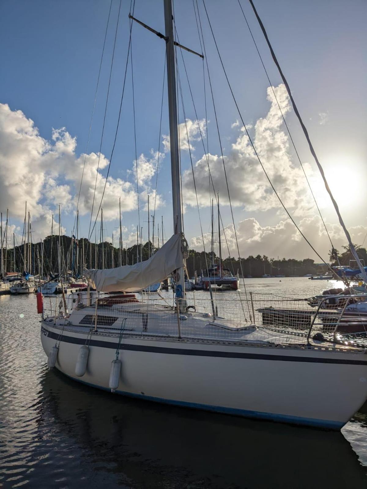 Dormez sur l'Eau Séjour sur un Voilier Studio à la Marina du Gosier