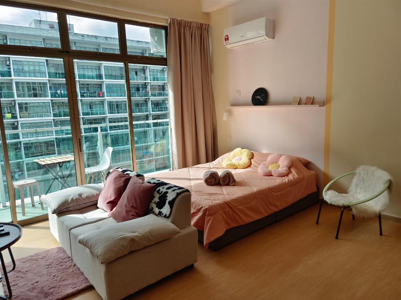 Balcony Suite Palazio Mount Austin by Foxie Bed