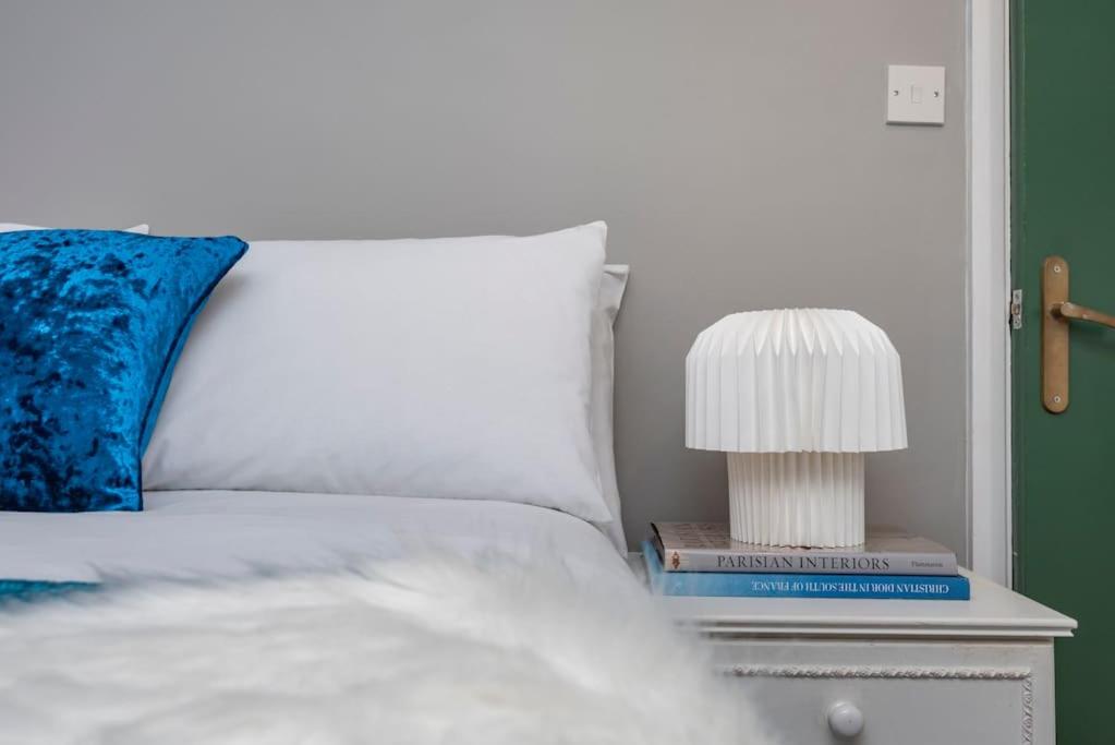 Stylish London Townhouse, Perfect for Large Groups, Convenient public transport links, Close to Tower Bridge and London Liverpool Street