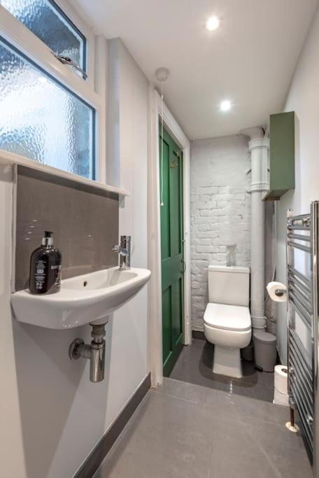 Stylish London Townhouse, Perfect for Large Groups, Convenient public transport links, Close to Tower Bridge and London Liverpool Street