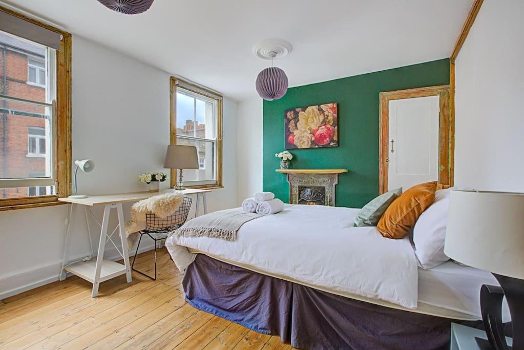 Stylish London Townhouse, Perfect for Large Groups, Convenient public transport links, Close to Tower Bridge and London Liverpool Street