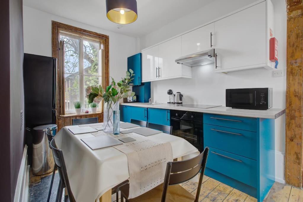 Stylish London Townhouse, Perfect for Large Groups, Convenient public transport links, Close to Tower Bridge and London Liverpool Street