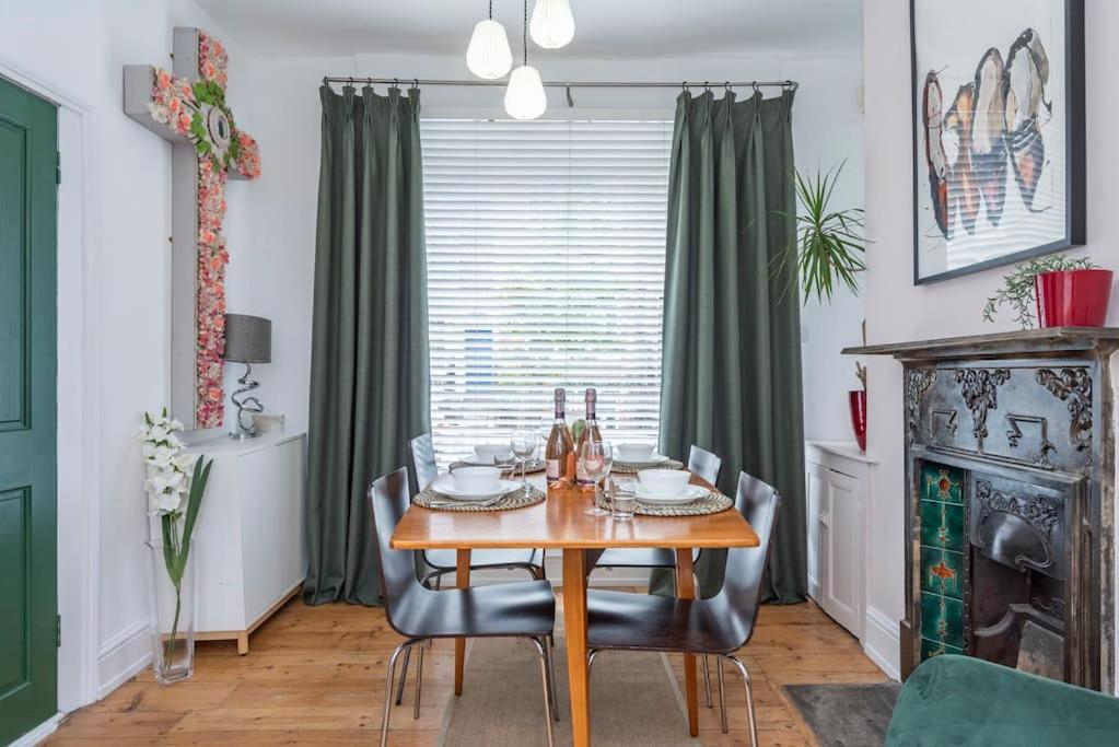 Stylish London Townhouse, Perfect for Large Groups, Convenient public transport links, Close to Tower Bridge and London Liverpool Street