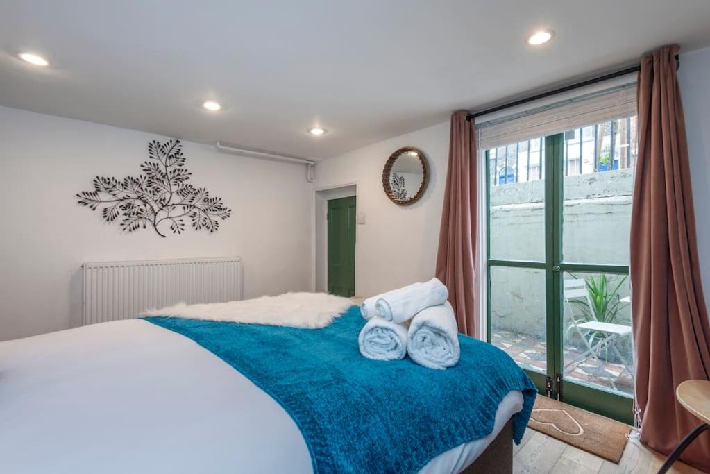 Stylish London Townhouse, Perfect for Large Groups, Convenient public transport links, Close to Tower Bridge and London Liverpool Street