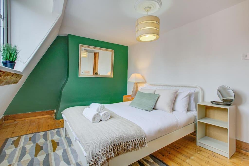 Stylish London Townhouse, Perfect for Large Groups, Convenient public transport links, Close to Tower Bridge and London Liverpool Street