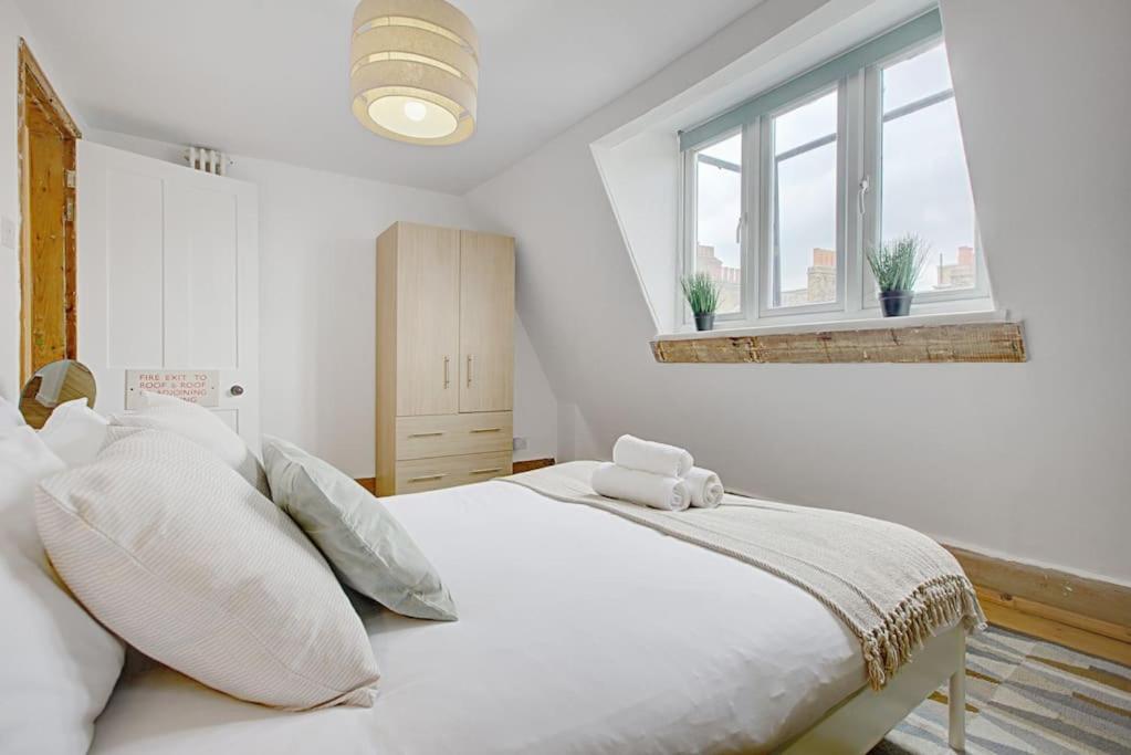 Stylish London Townhouse, Perfect for Large Groups, Convenient public transport links, Close to Tower Bridge and London Liverpool Street