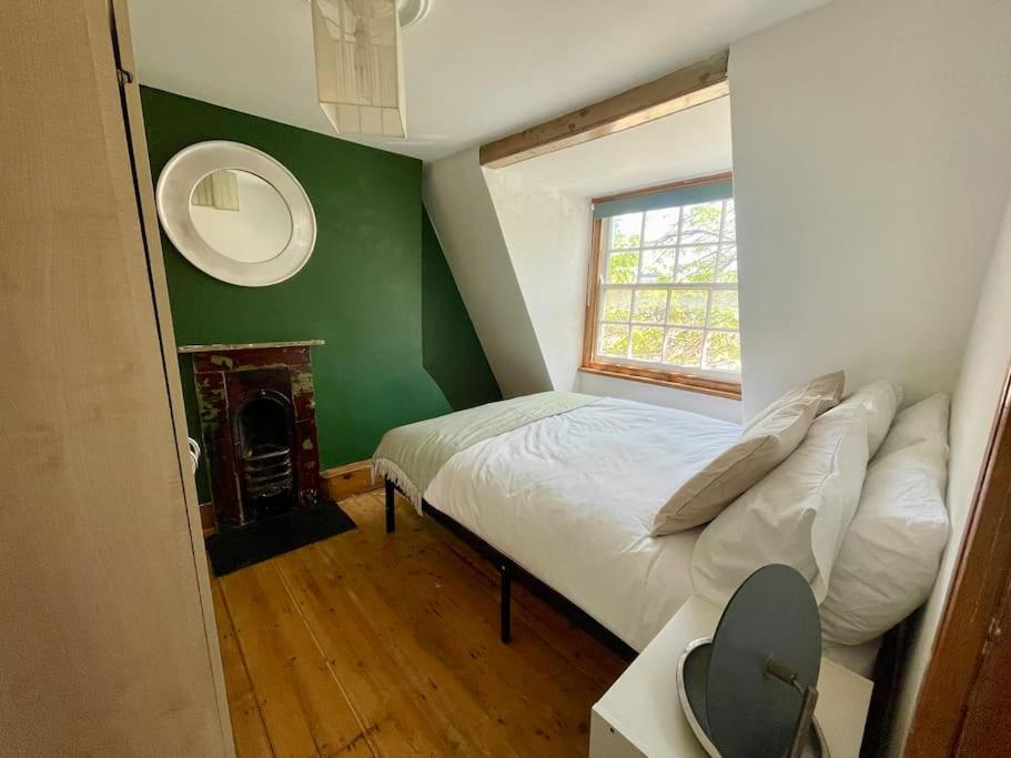 Stylish London Townhouse, Perfect for Large Groups, Convenient public transport links, Close to Tower Bridge and London Liverpool Street