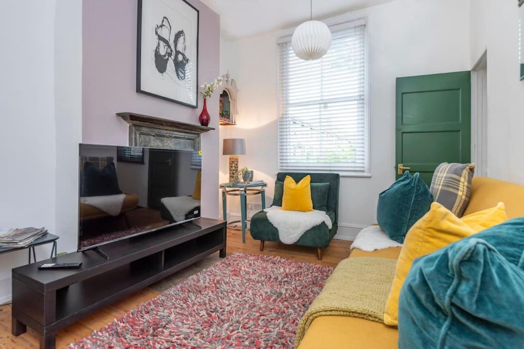 Stylish London Townhouse, Perfect for Large Groups, Convenient public transport links, Close to Tower Bridge and London Liverpool Street