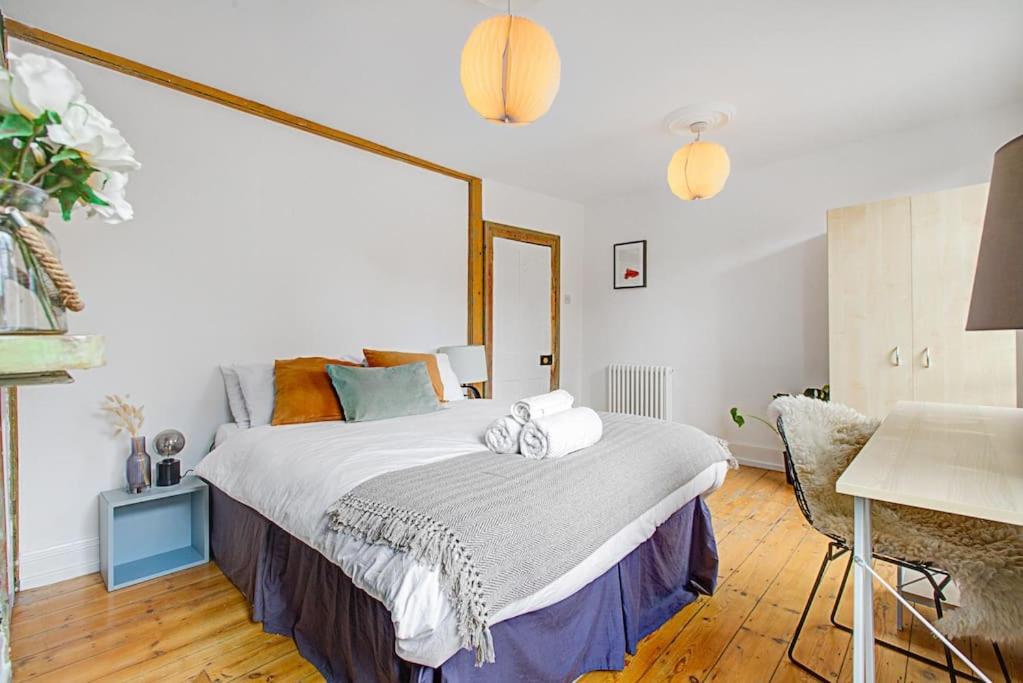 Stylish London Townhouse, Perfect for Large Groups, Convenient public transport links, Close to Tower Bridge and London Liverpool Street