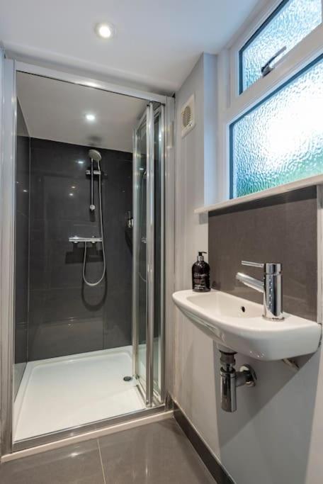 Stylish London Townhouse, Perfect for Large Groups, Convenient public transport links, Close to Tower Bridge and London Liverpool Street