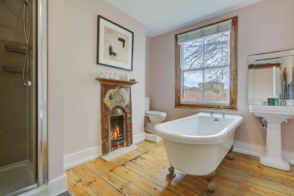 Stylish London Townhouse, Perfect for Large Groups, Convenient public transport links, Close to Tower Bridge and London Liverpool Street