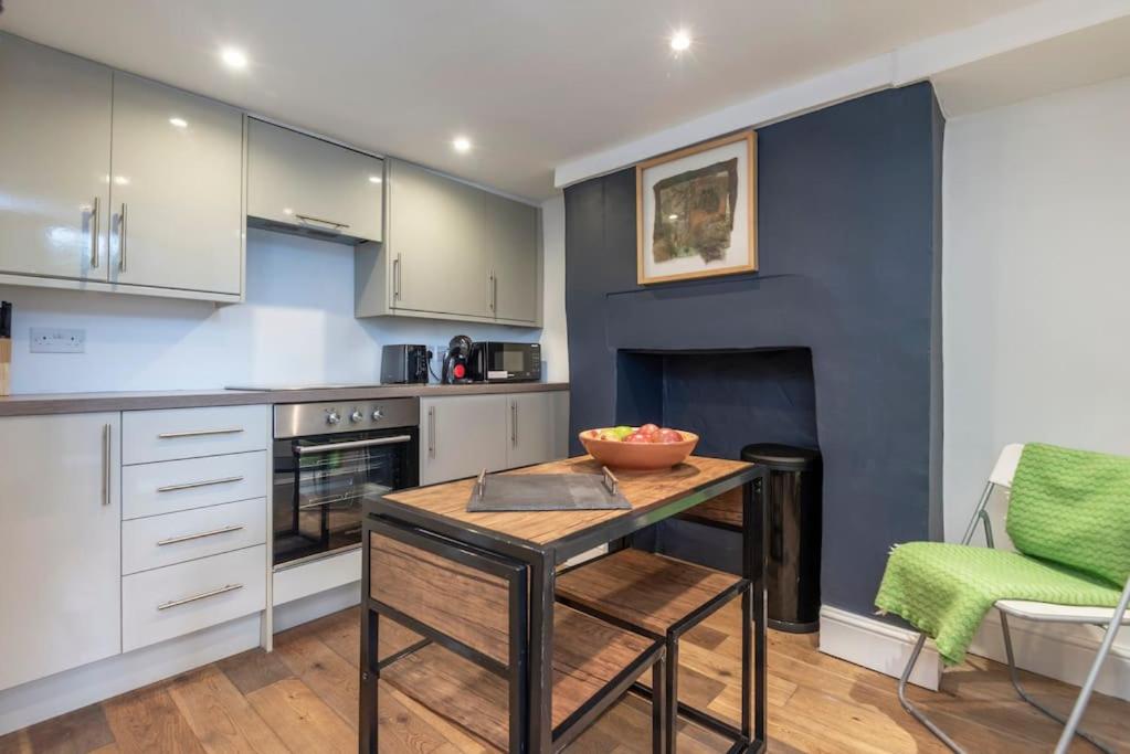 Stylish London Townhouse, Perfect for Large Groups, Convenient public transport links, Close to Tower Bridge and London Liverpool Street