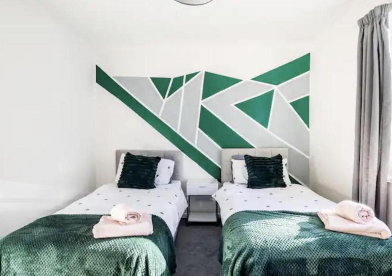 Renovated 2-Bedroom Apartment in Sale with Free WiFi, Private Entrance, and Easy Access to Trafford Centre & Manchester Airport view 2
