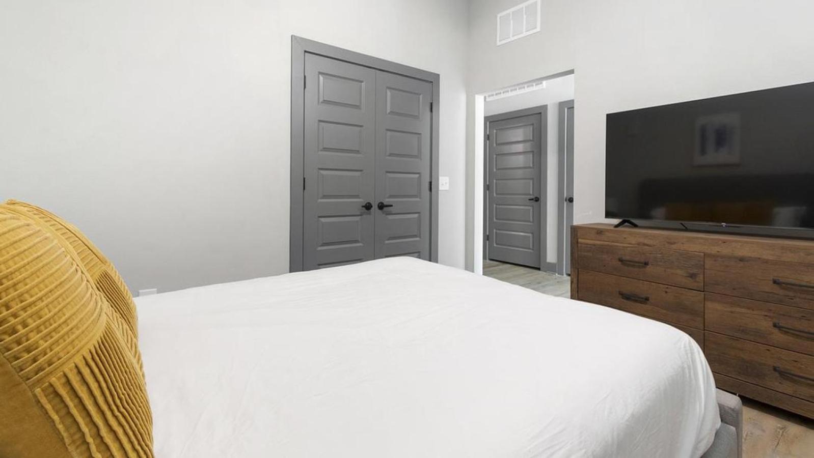 Landing at The Note - Studio in Northside view 5
