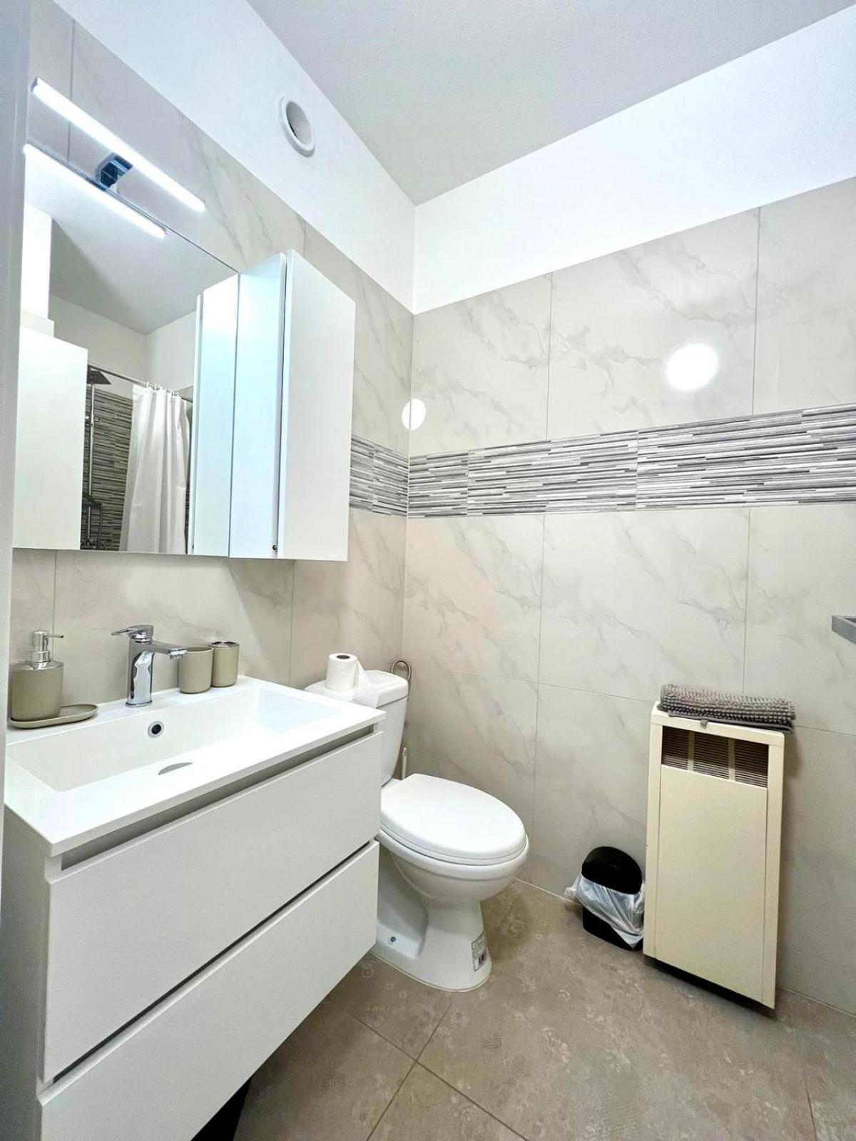 La Veranda Guest Rooms - Free Public Transport & Parking, close to City Center
