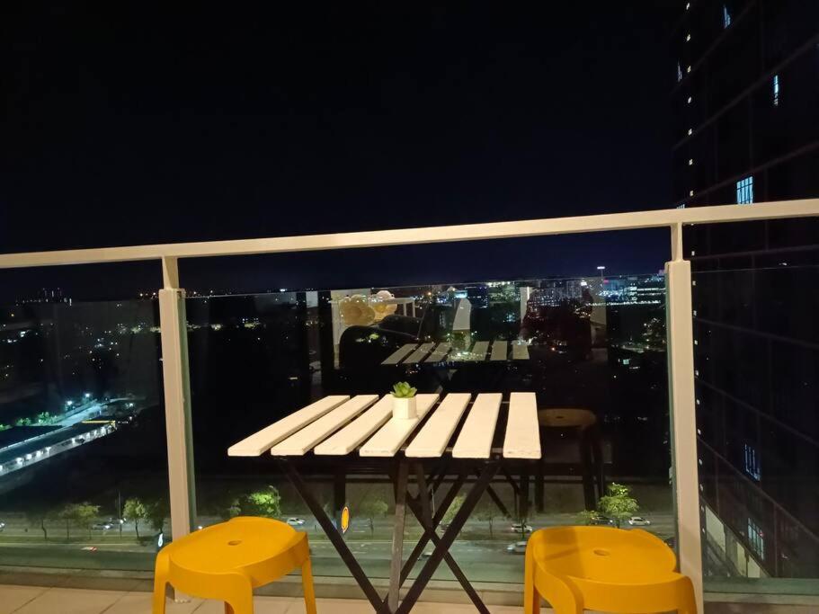 Balcony Suite Palazio Mount Austin by Foxie Bed