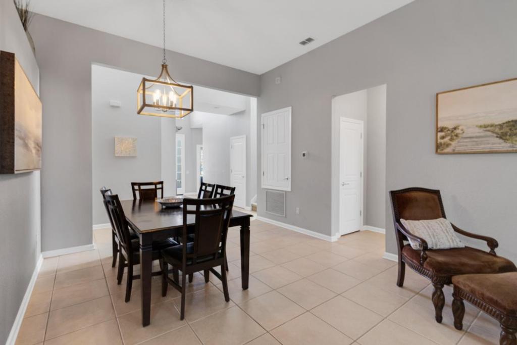 2538 Windsor Hills