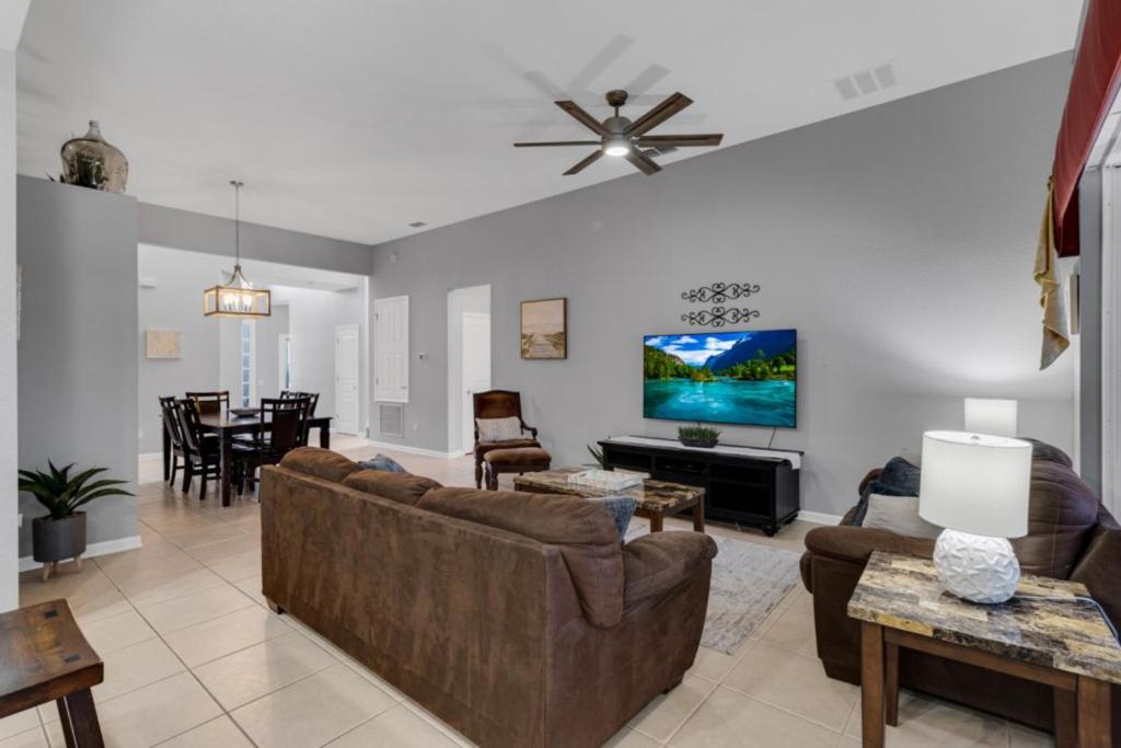 2538 Windsor Hills