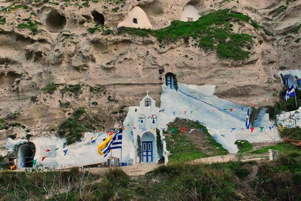 Real Santorini, Cave House far from the crowds