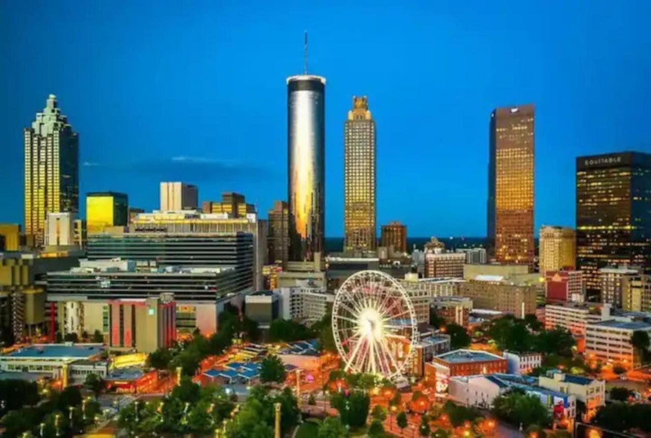 Downtown Condo, City Skyline View, Walk Friendly view 4