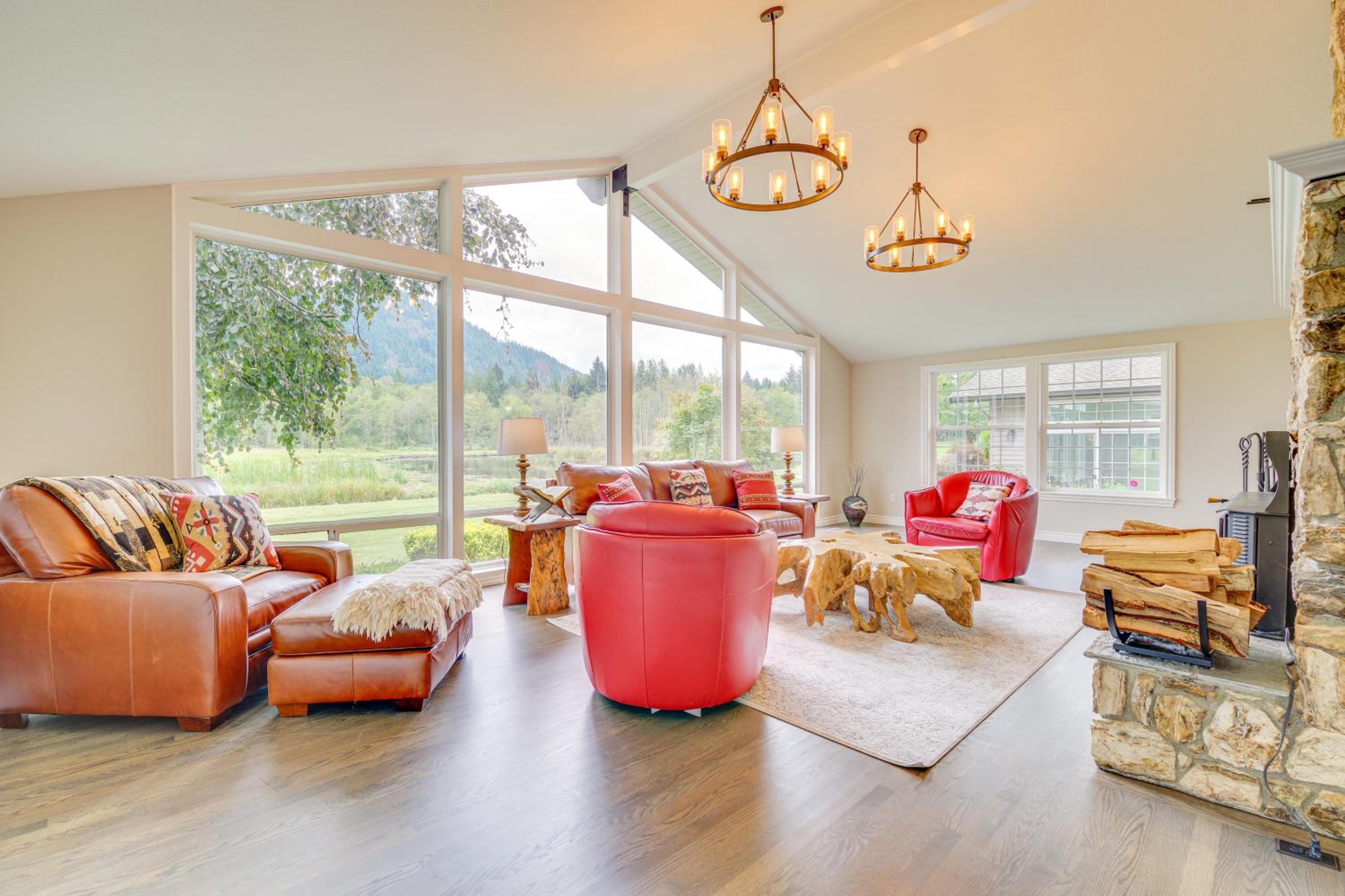 Private Pond & Indoor Pool: Grand Arlington Villa!