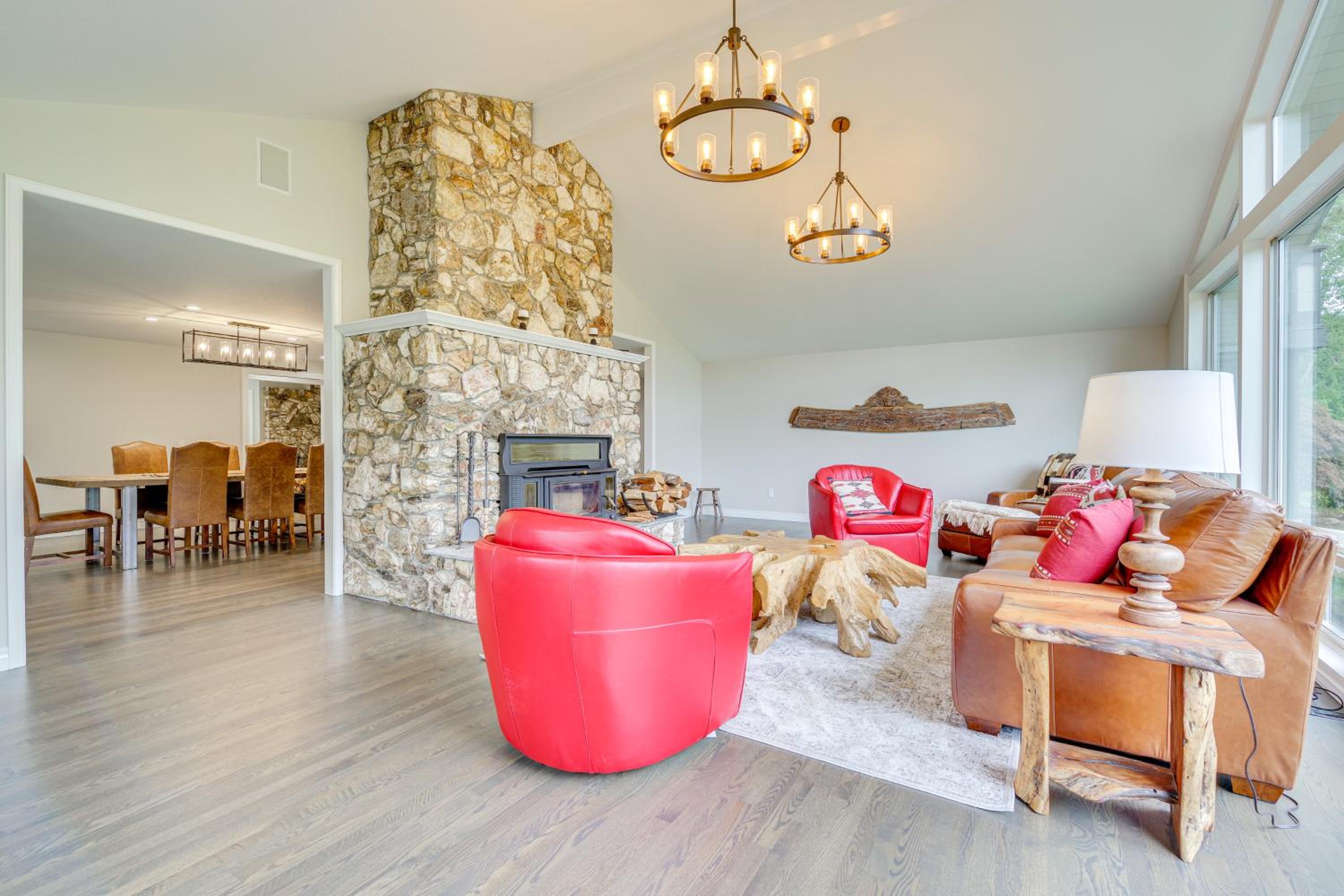 Private Pond & Indoor Pool: Grand Arlington Villa!