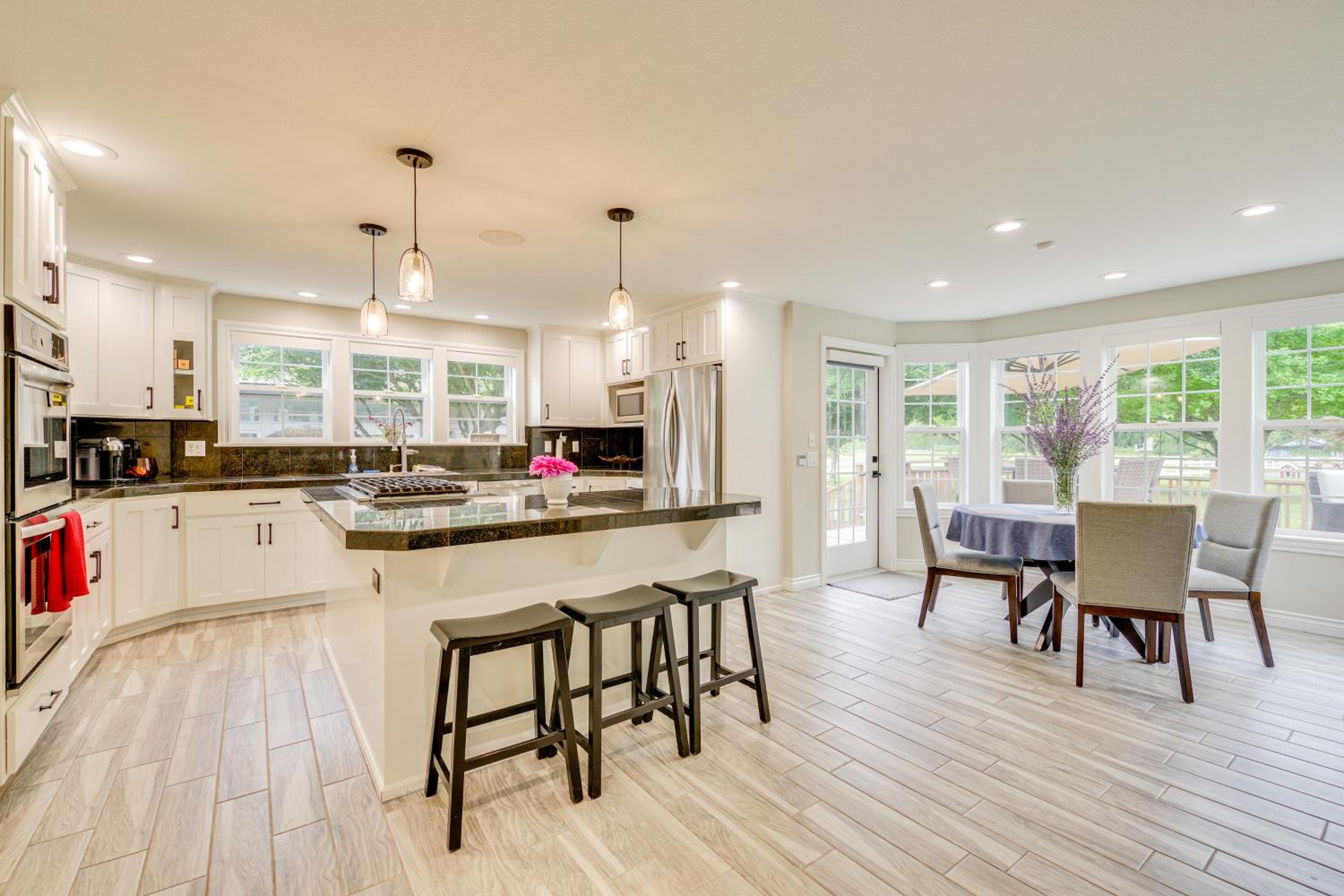 Private Pond & Indoor Pool: Grand Arlington Villa!