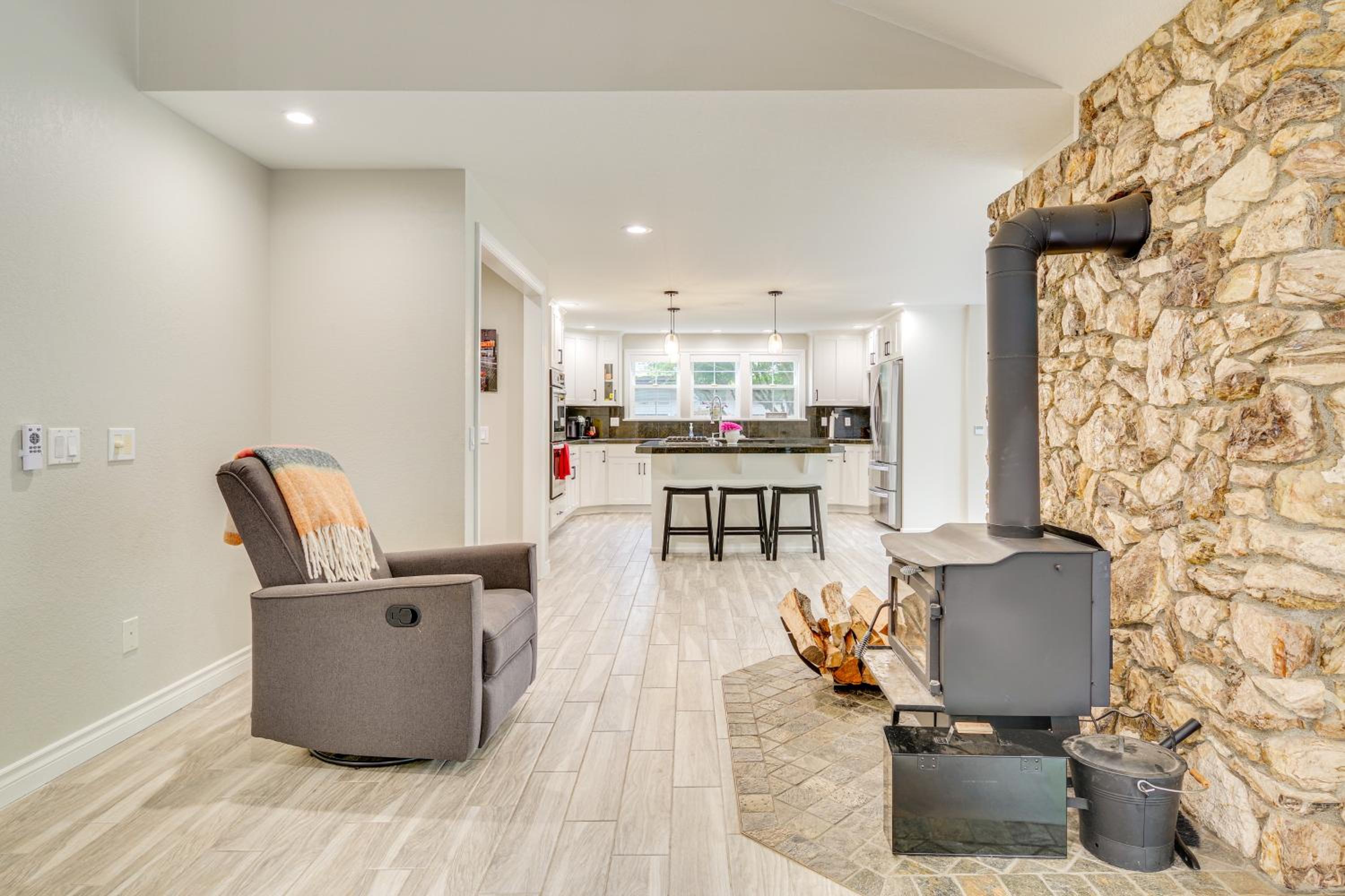 Private Pond & Indoor Pool: Grand Arlington Villa!