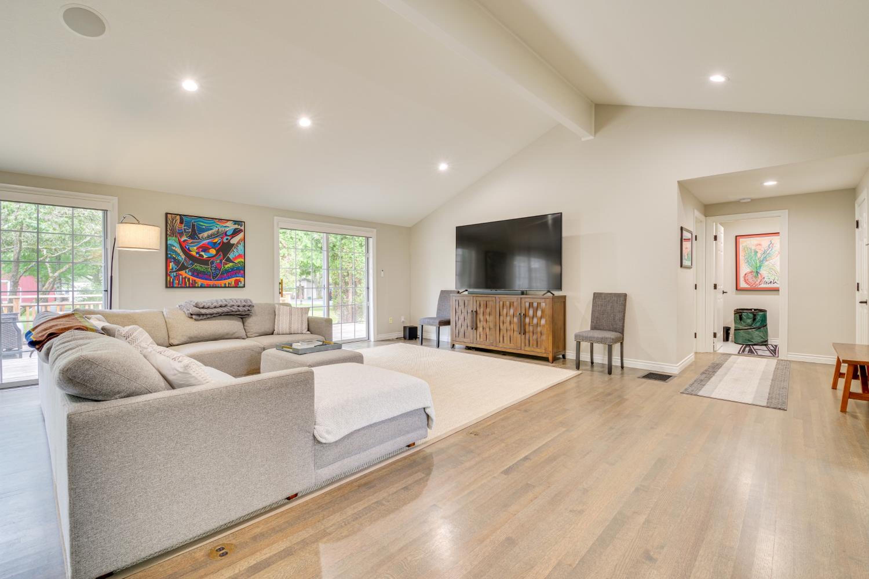 Private Pond & Indoor Pool: Grand Arlington Villa!