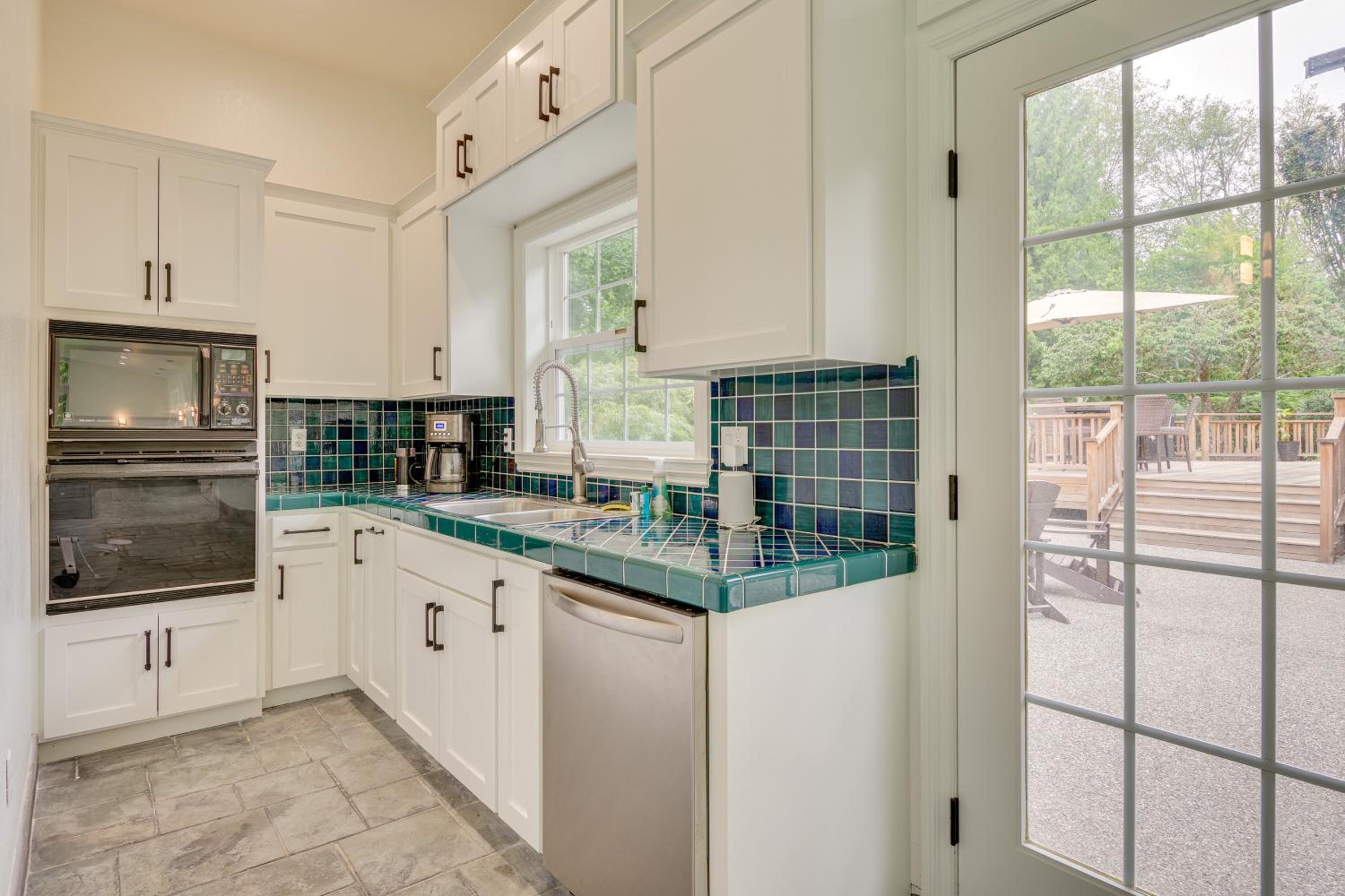 Private Pond & Indoor Pool: Grand Arlington Villa!
