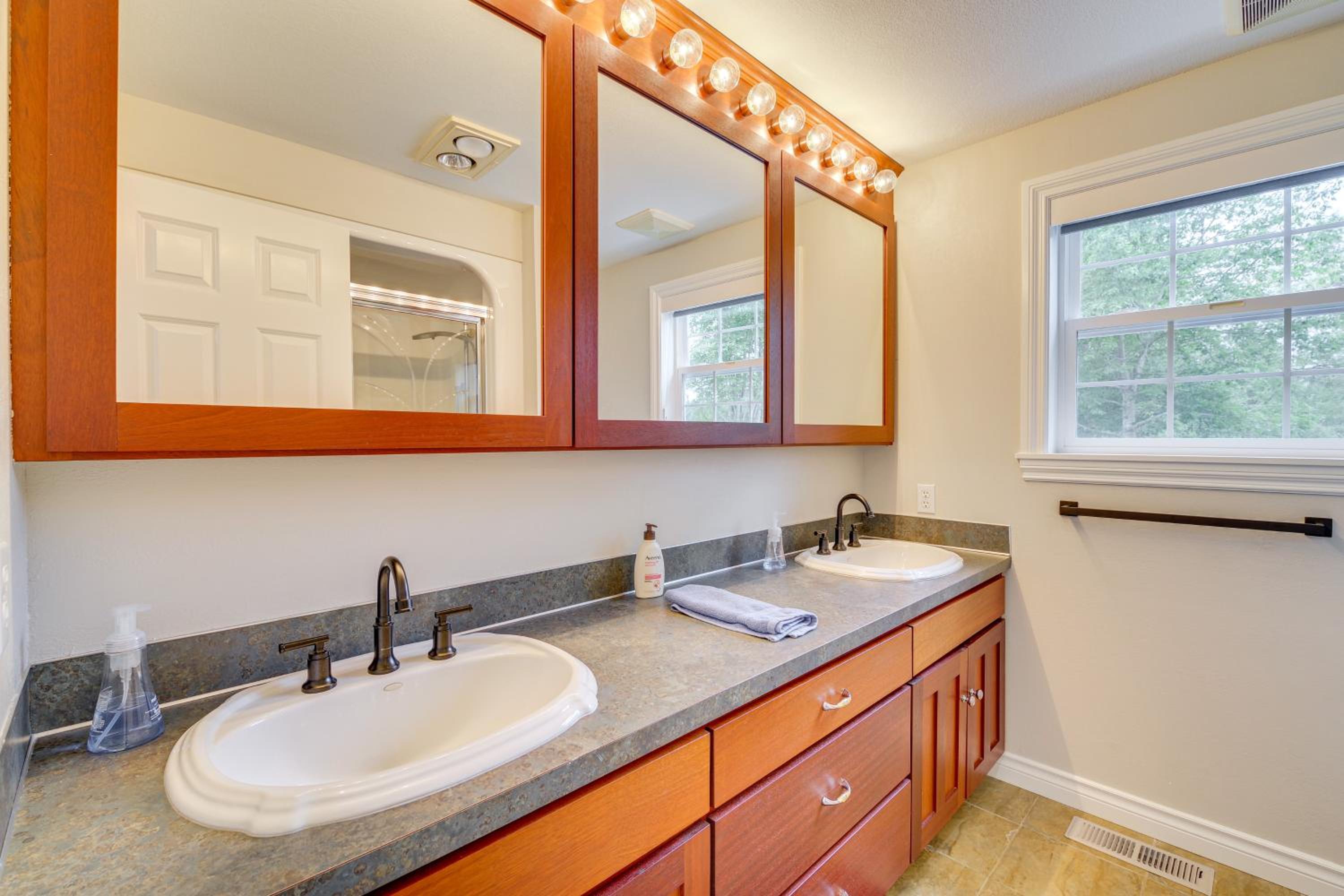 Private Pond & Indoor Pool: Grand Arlington Villa!