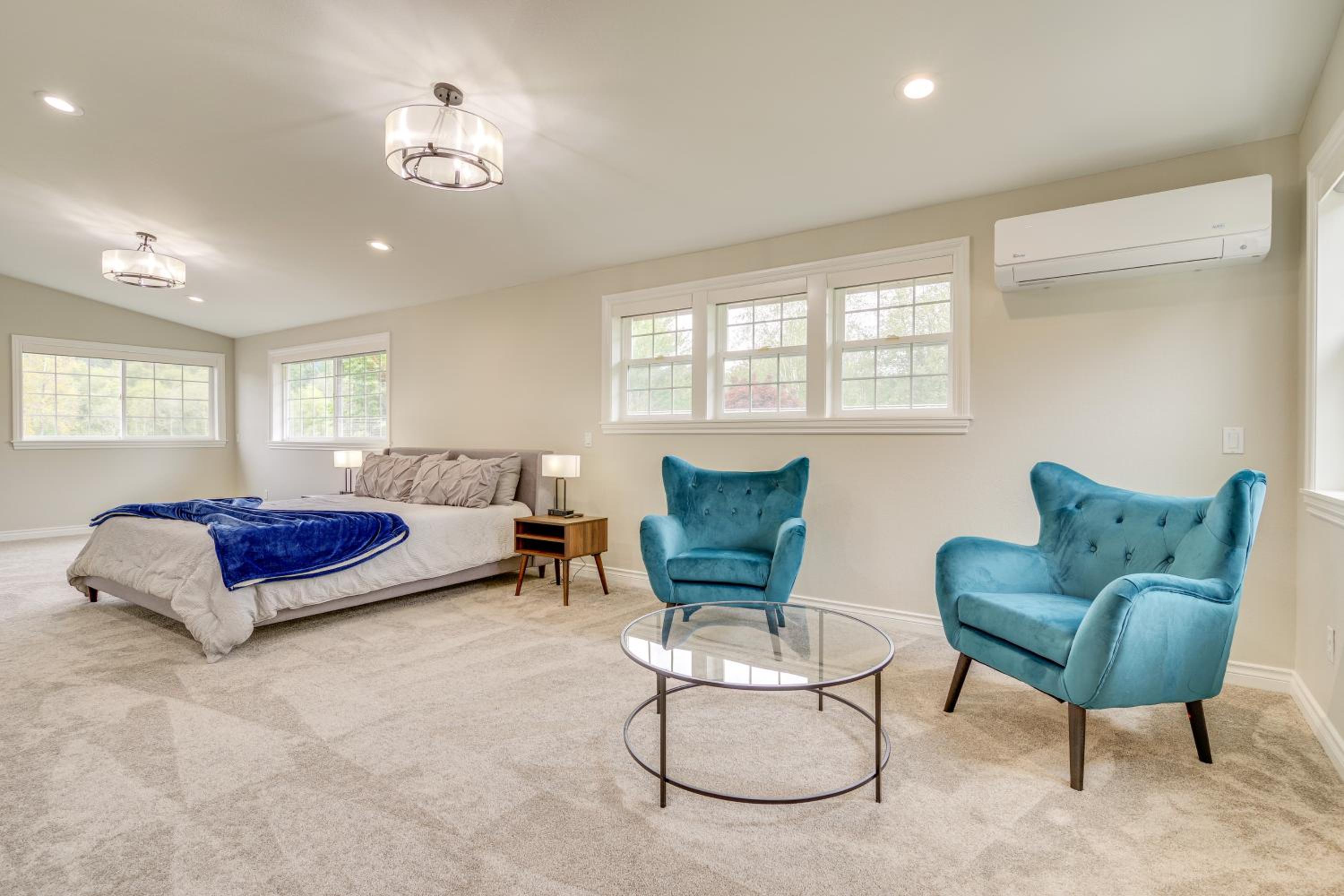 Private Pond & Indoor Pool: Grand Arlington Villa!